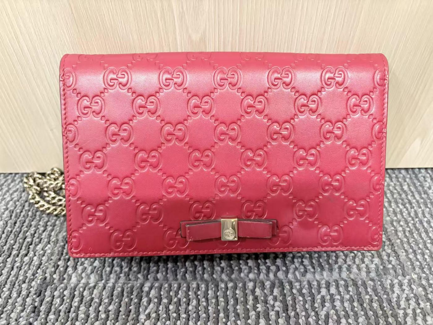 Pre‑owned Gucci Guccissima Red Leather Bow Detail WOC Chain Crossbody Wallet On Chain