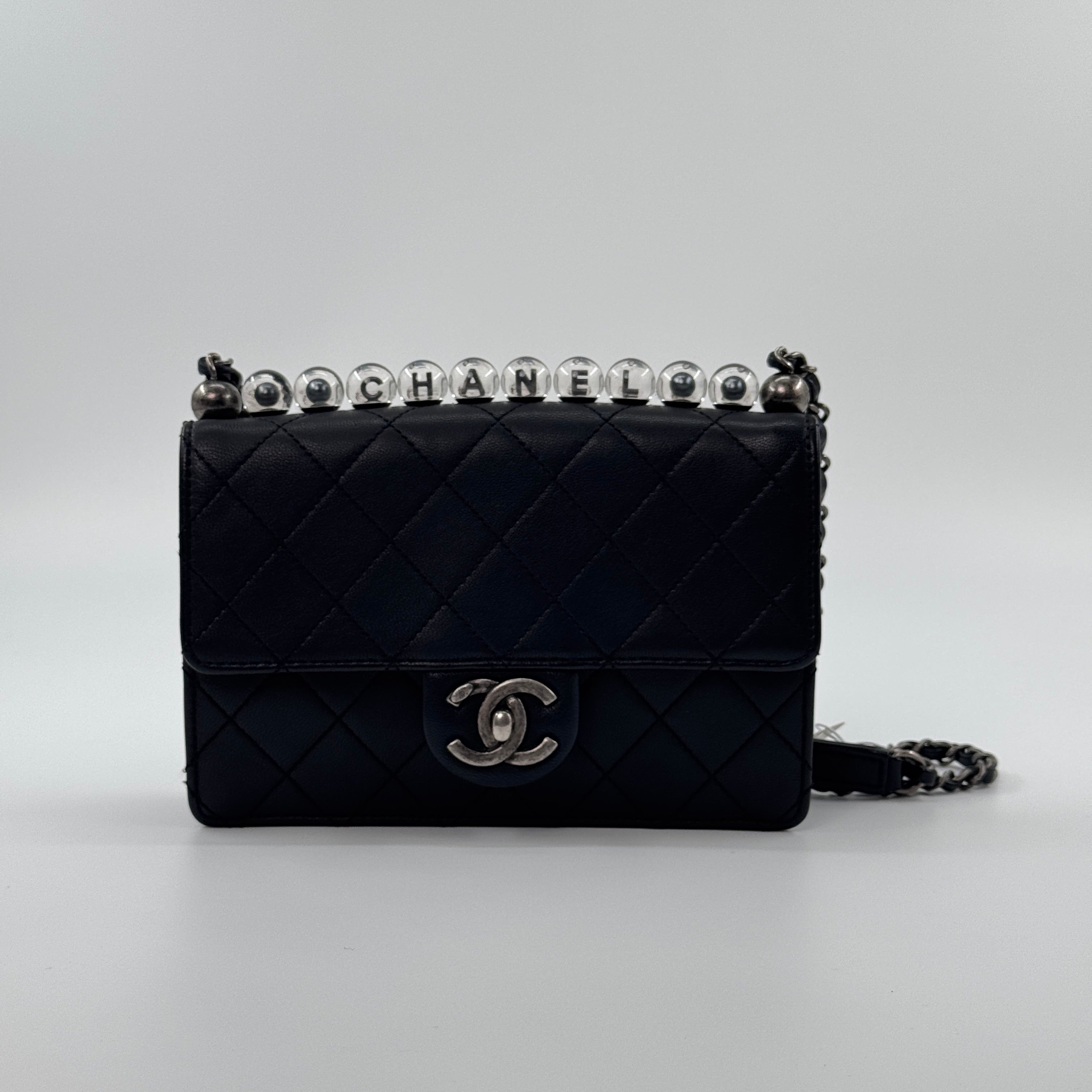 Chanel AS0585 Chic Pearl Flap
